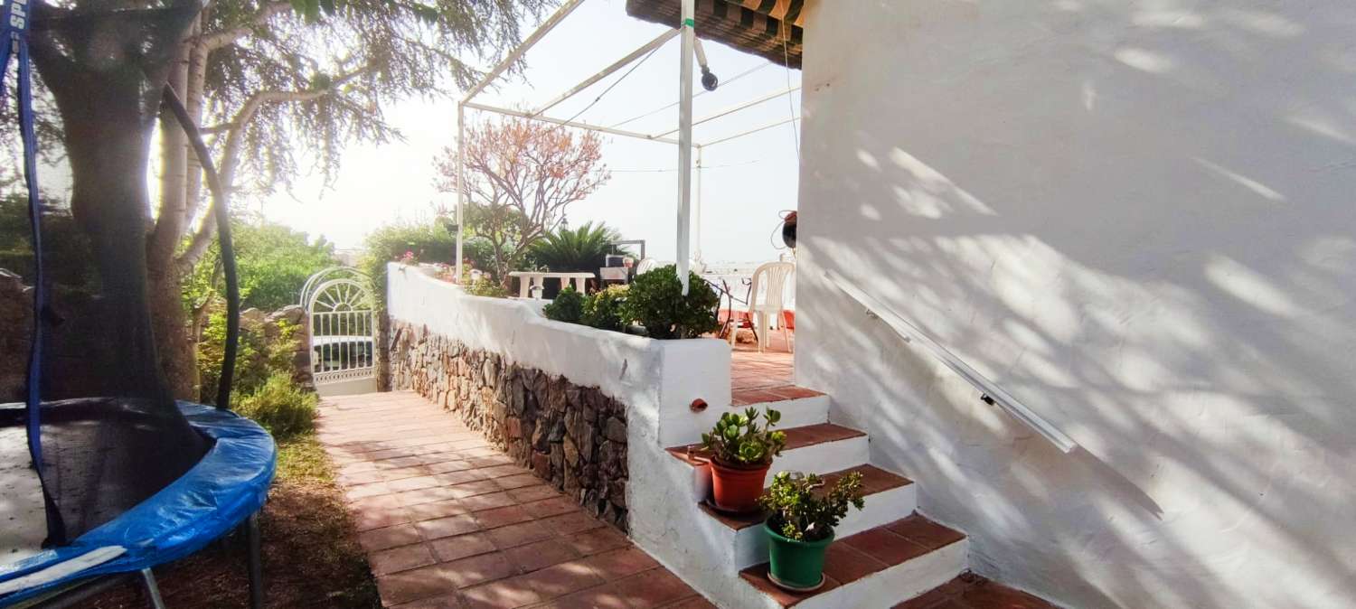 Chalet pareado con jardín y piscina comunitaria en Urbanización Casas Blancas