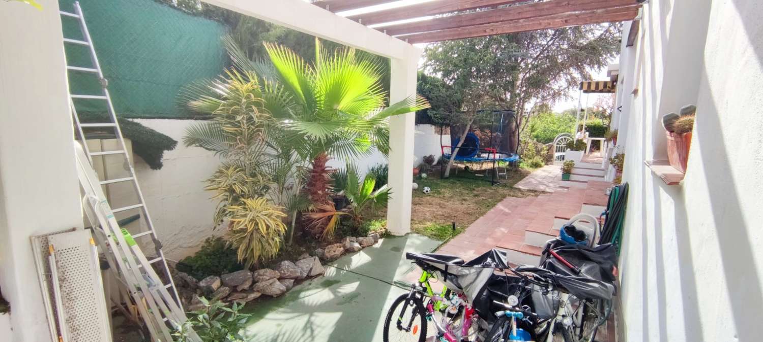 Chalet pareado con jardín y piscina comunitaria en Urbanización Casas Blancas
